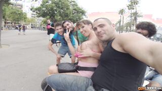 castaña haired guarra walks