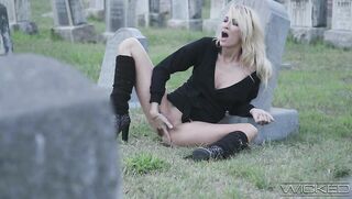 blonde weird bitch can't