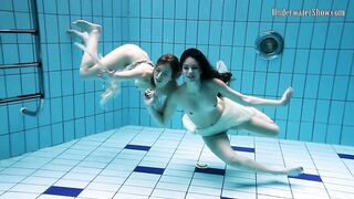 grandes pechos morena nadando