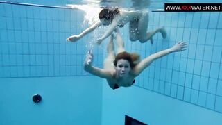 jóvenes fresco nadando piscina