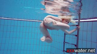 pequeñita rubias teenager bajo el agua
