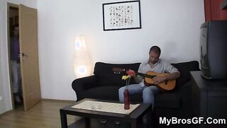 guitarra jugando hermano se folla