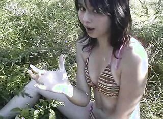 pretty hottie eats cream
