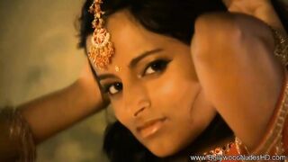 mesmerizing indian princess showing
